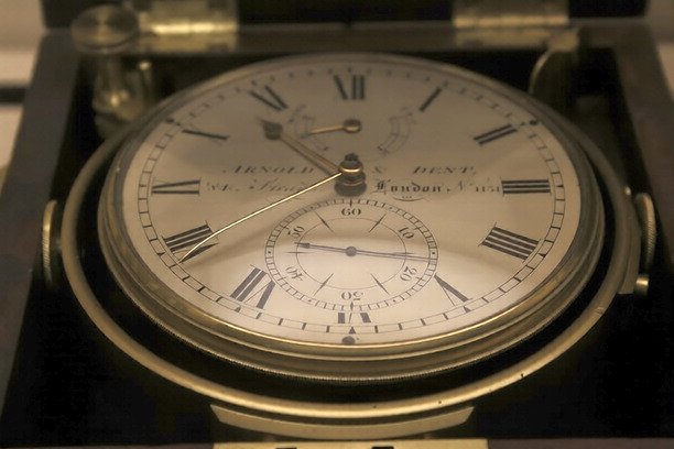 Boxed marine chronometer with gimbal mounting