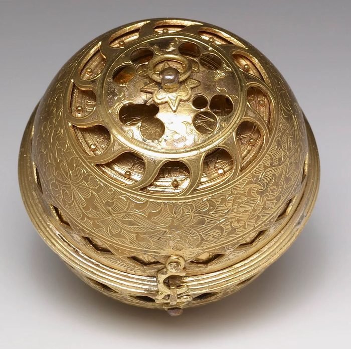 The 1530 watch closed: the time is read through the piercings in the cover