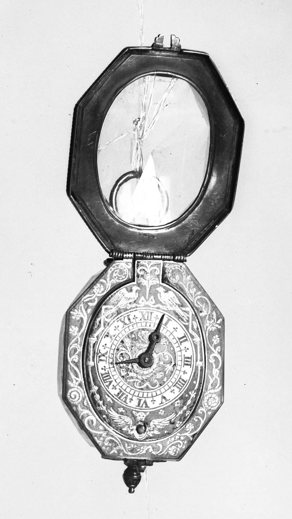 Octagonal watch open, dial engraved with birds and foliage, two hands